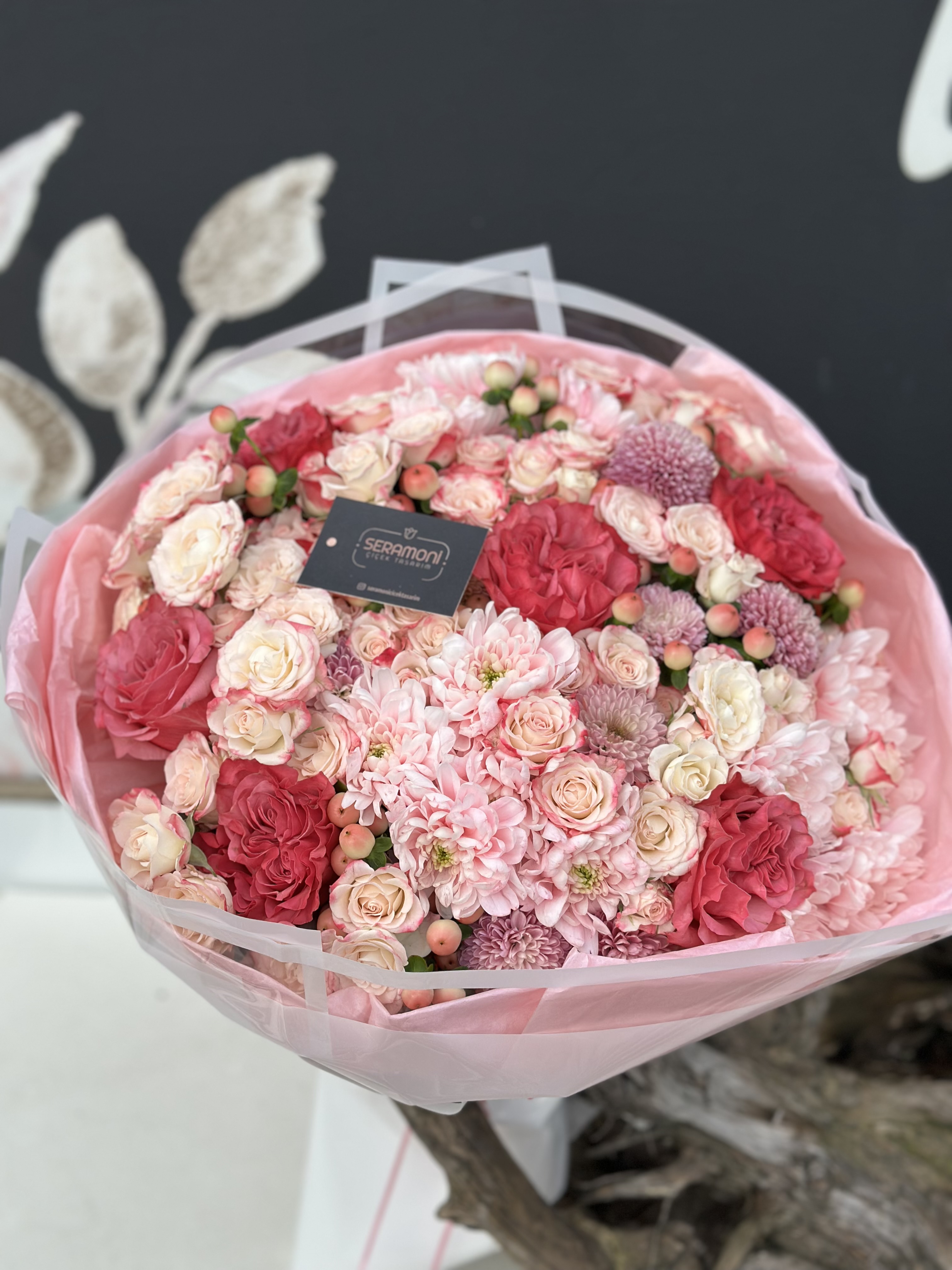 Soft Pembe ve Fuşya Lüks Çiçek Buketi – Çardak Gül ve Krizantem Tasarımı