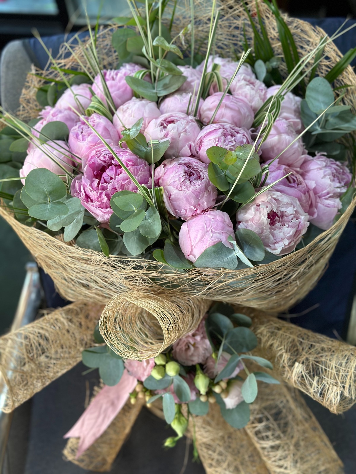 Premium Soft Pembe Şakayık Buketi – Doğal Jüt Ambalajlı