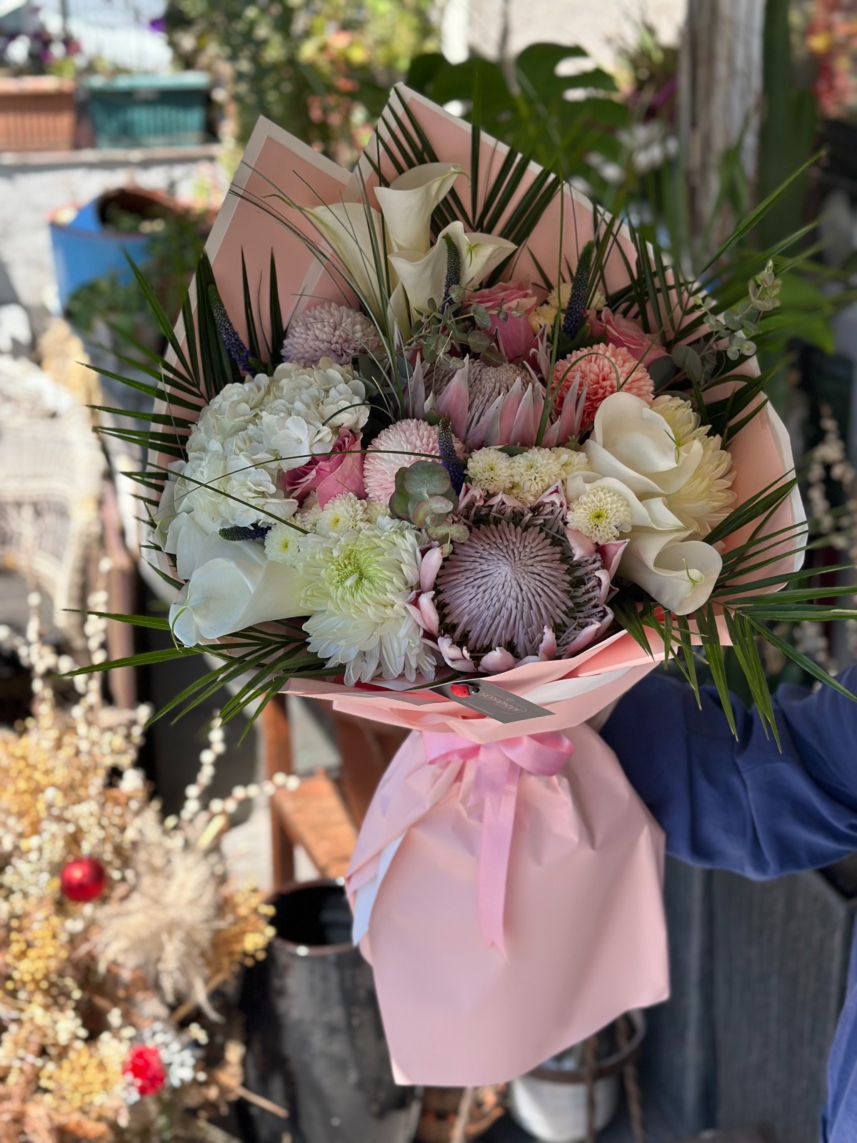 Zarafetin İhtişamı – Protea & Beyaz Gala İthal Lüks Buket