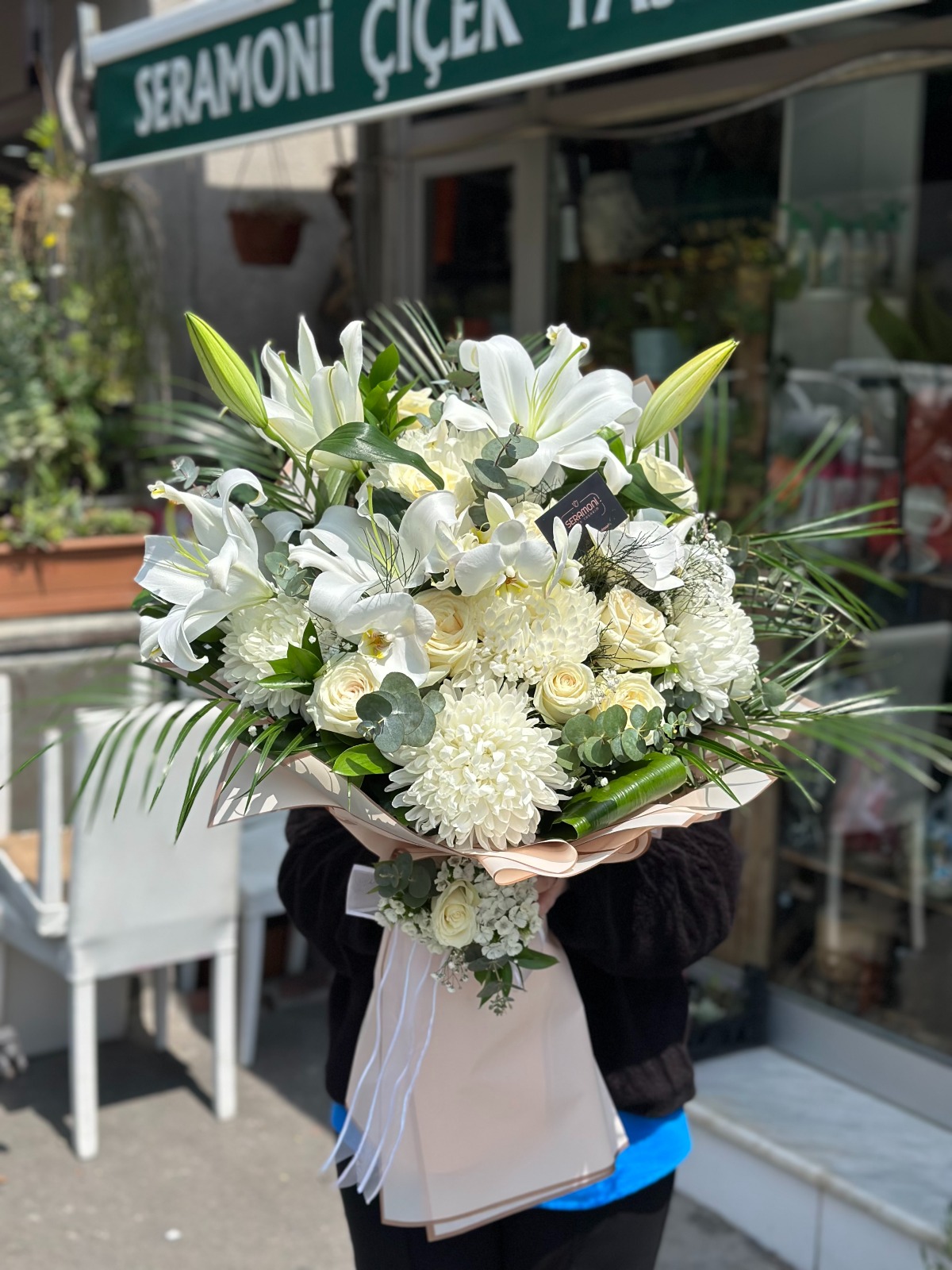 Masumiyet Zirvesi - Lüks Bembeyaz Lilium, Gül ve Orkide Buketi   
